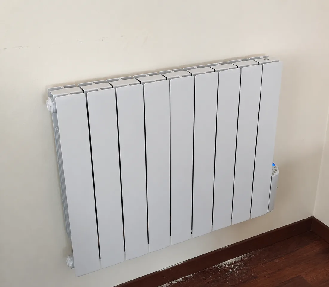 Radiateur électrique à inertie posé et raccordé par CityLeec dans un logement à Toulouse